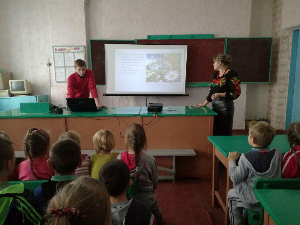 «Грано Груп» подарували ноутбук і проектор Ільмівській школі